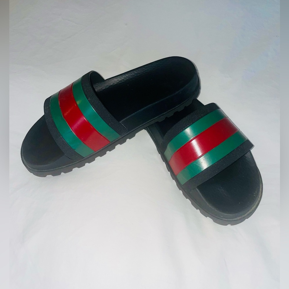 MEN'S GUCCI WEB RUBBER SLIDE SANDAL